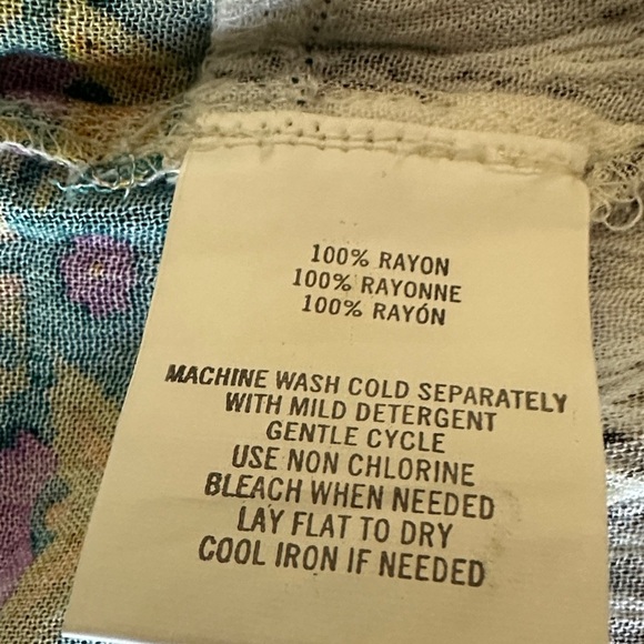 🌸O'Neill White and Green Patterned Capris - Picture 7 of 7